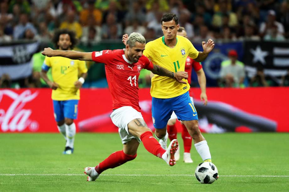 Valon Behrami e Philippe Coutinho disputam bola durante partida entre Brasil e Suíça, válida pelo grupo E da Copa do Mundo da Rússia, na Arena Rostov - 17/06/2018