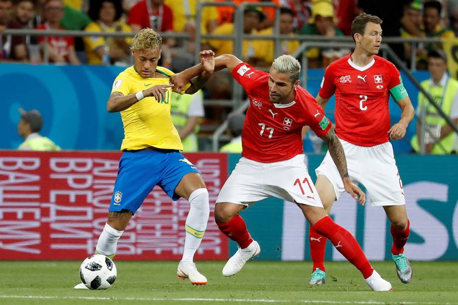 Neymar disputa bola com Valon Behrami, durante partida entre Brasil e Suíça, válida pelo grupo E da Copa do Mundo, realizada na Arena Rostov - 17/06/2018