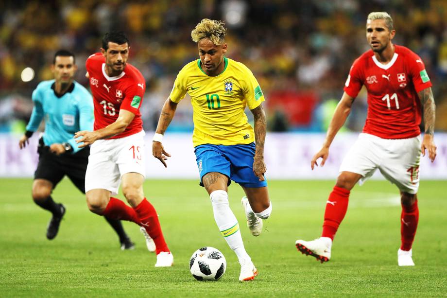 O jogador Neymar (centro), durante partida entre Brasil e Suíça, válida pelo grupo E da Copa do Mundo, realizada na Arena Rostov - 17/06/2018