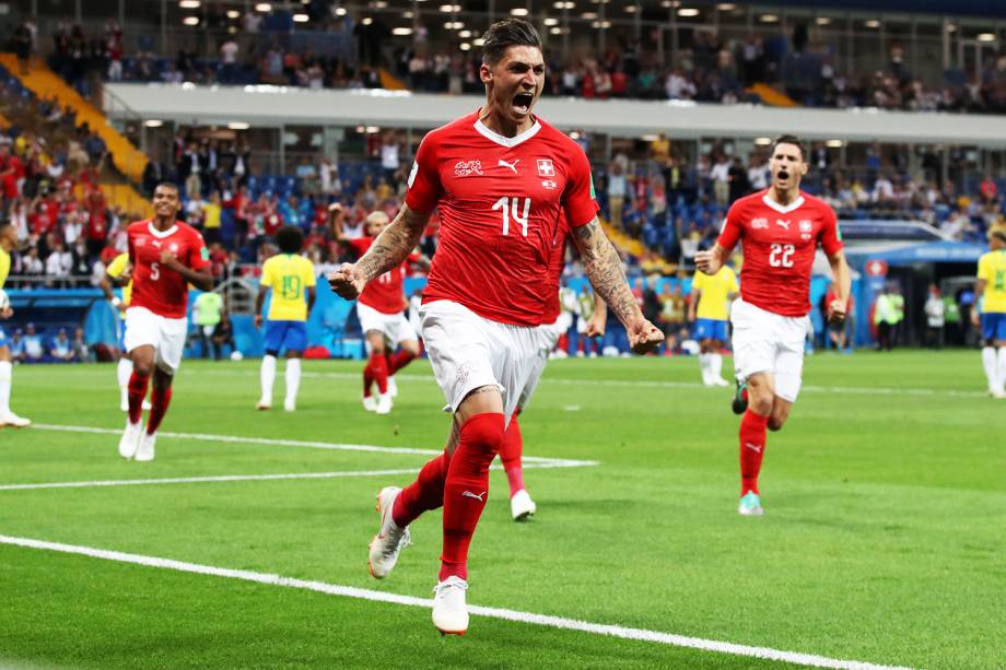 Steven Zuber comemora após marcar gol para a Suíça, durante partida contra o Brasil, válida pelo grupo E da Copa do Mundo da Rússia, realizada na Arena Rostov - 17/06/2018