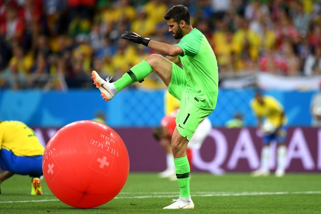 O goleiro da Seleção Brasileira, Alisson, estoura balão inflável durante partida contra a Suíça, válida pela fase de grupos da Copa do Mundo - 17/06/2018