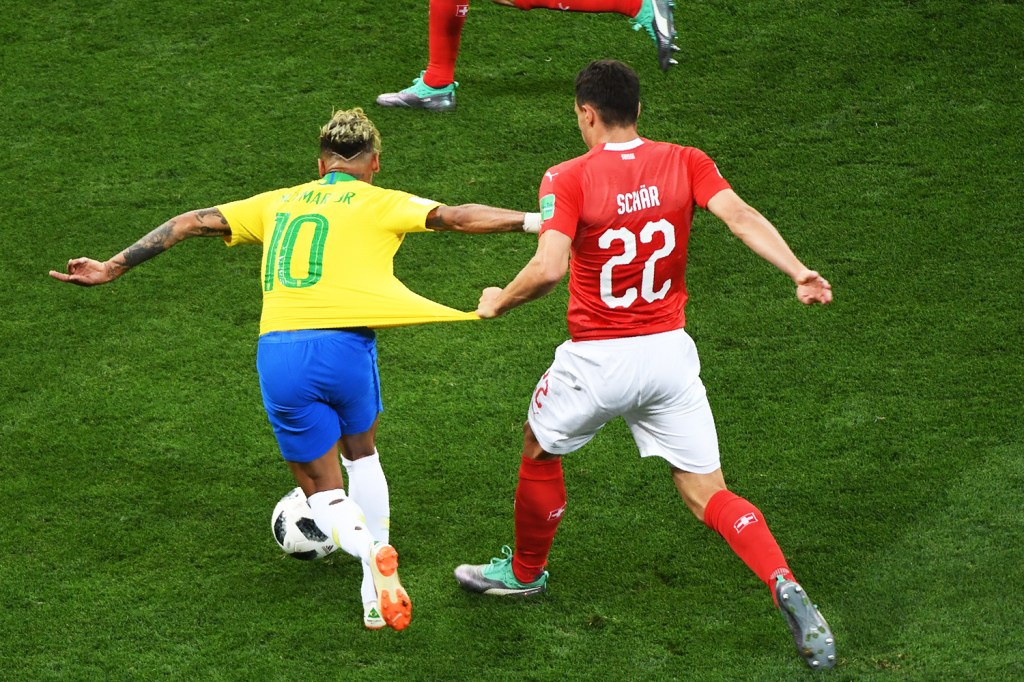 Neymar é puxado por Fabian Schaer, durante partida entre Brasil e Suíça, válida pelo grupo E da Copa do Mundo - 17/06/2018