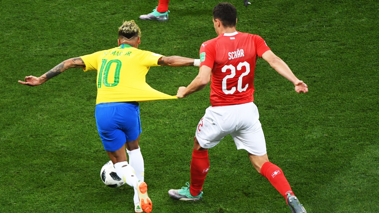 Neymar é puxado por Fabian Schaer, durante partida entre Brasil e Suíça, válida pelo grupo E da Copa do Mundo - 17/06/2018