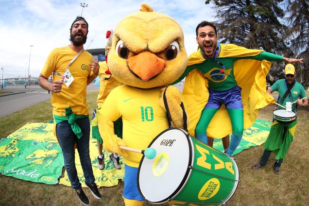 Canarinho pistola se anima com os torcedores do Brasil em São Petersburgo - 21/06/2018 Canarinho pistola se anima com os torcedores do Brasil em São Petersburgo - 21/06/2018