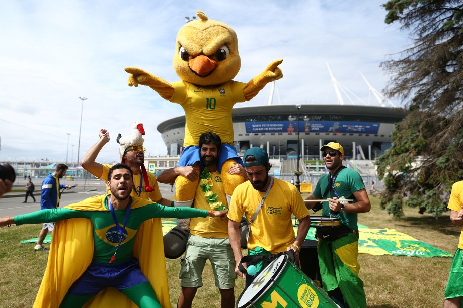 Canarinho pistola é exaltado por torcedores brasileiros em São Petersburgo - 21/06/2018