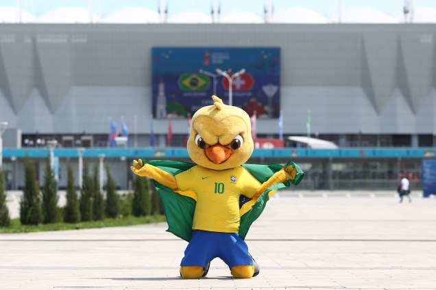Canarinho Pistola posa para foto na frente da Arena Rostov, antes da partida entre Brasil e Suíça - 17/06/2018