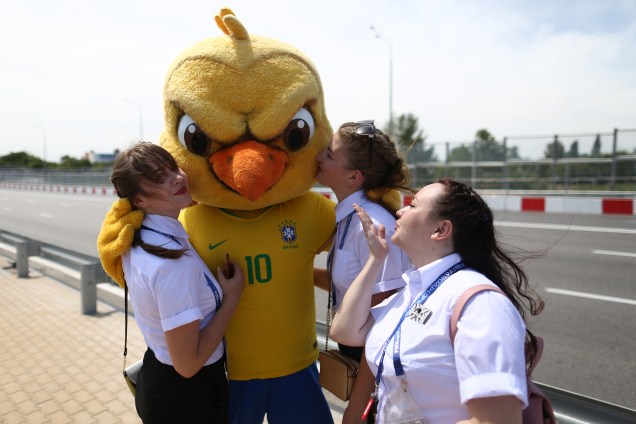 Canarinho Pistola posa para foto com mulheres próximo da Arena Rostov - 17/06/2018