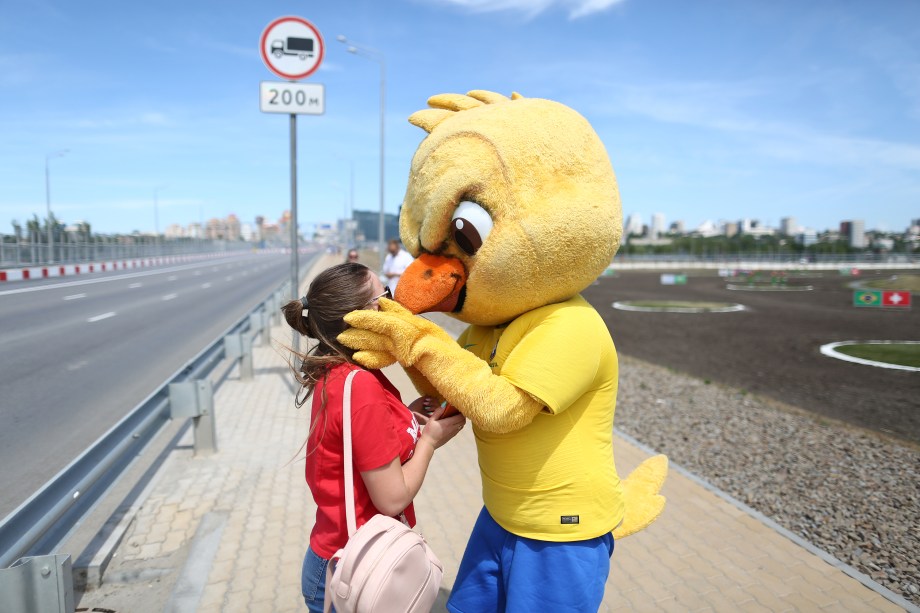 Canarinho Pistola é visto próximo da Arena Rostov, antes da partida entre Brasil e Suíça - 17/06/2018