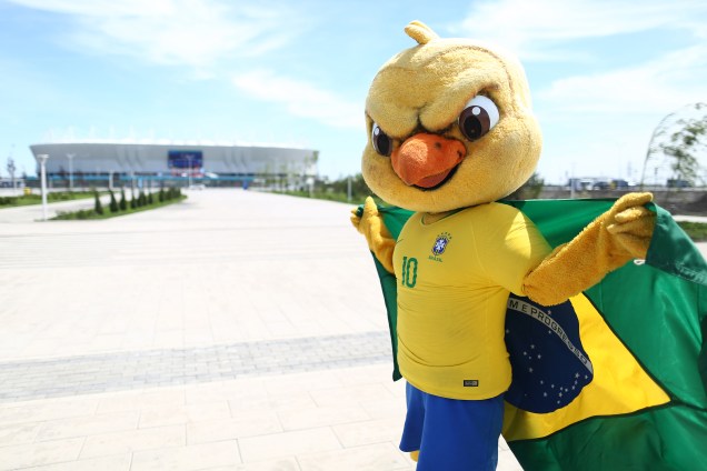 Canarinho Pistola é visto próximo da Arena Rostov, antes da partida entre Brasil e Suíça - 17/06/2018