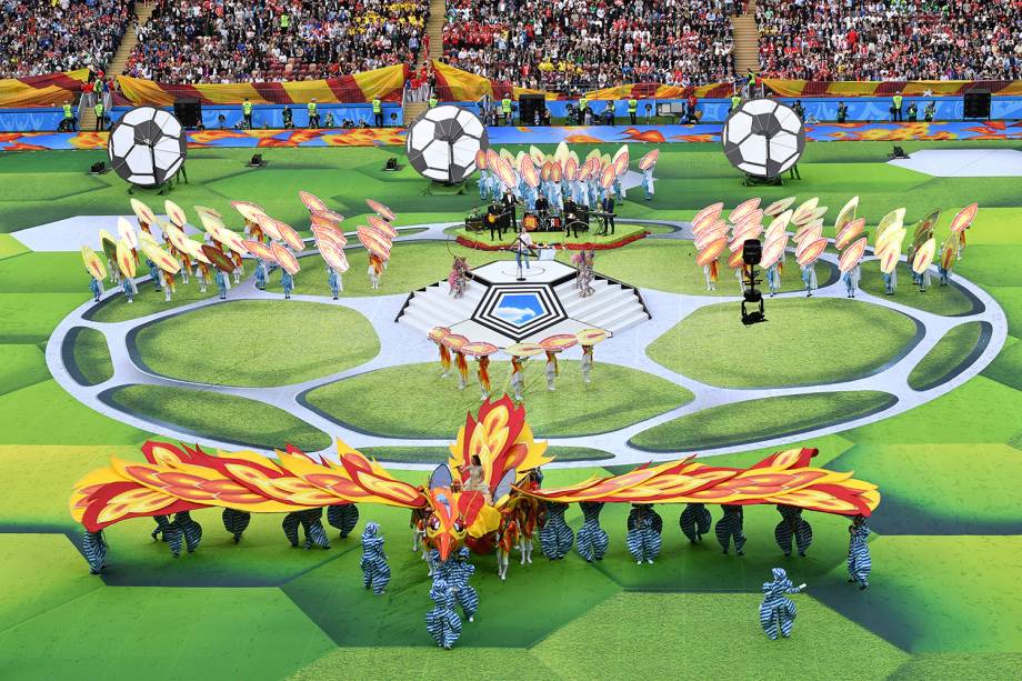 Atores realizam perfomance durante abertura da Copa do Mundo FIFA 2018 no Estádio Luzhniki - 14/06/2018