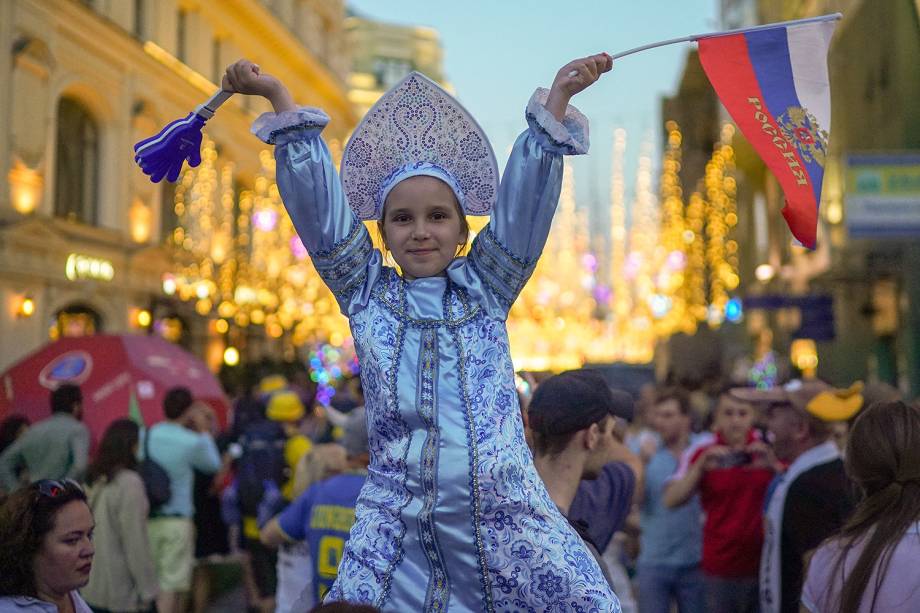 Torcedora mirim russa participa de concentração próxima da Praça Vermelha, em Moscou, durante a Copa do Mundo - 17/06/2018