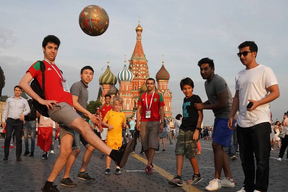 Australianos e marroquinos brincam com bola na Praça Vermelha, em Moscou - 19/06/2018