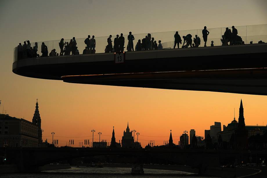 Público acompanha por-do-sol em observatório localizado próximo do Rio Moscou - 20/06/2018