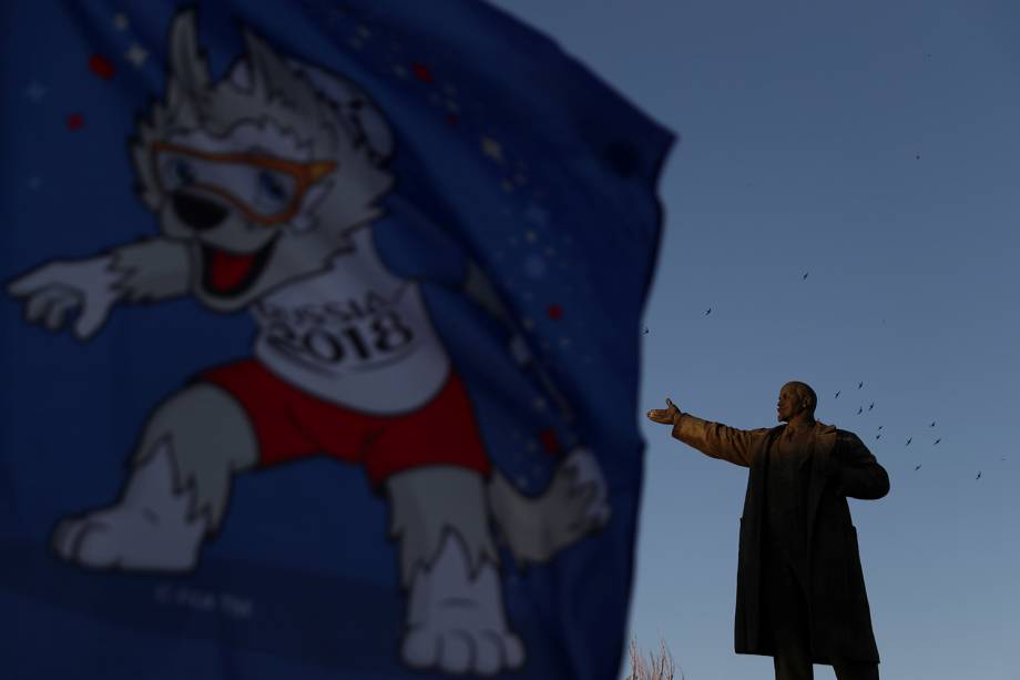 Bandeira com o mascote Zabivaka é vista próxima de estátua de Vladimir Lenin - 20/06/2018