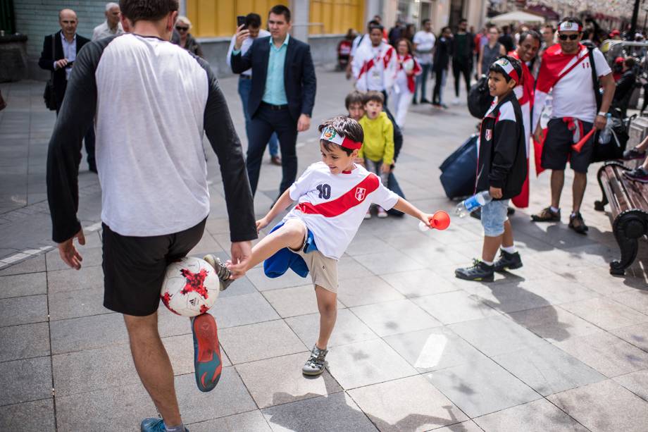 Torcedor mirim veste camisa da seleção peruana, e brinca com bola na Praça Vermelha, em Moscou - 14/06/2018