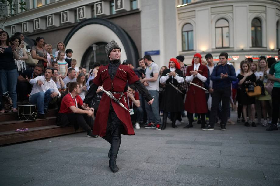 Dançarino realiza apresentação nos arredores da Praça Vermelha, em Moscou  - 17/06/2018