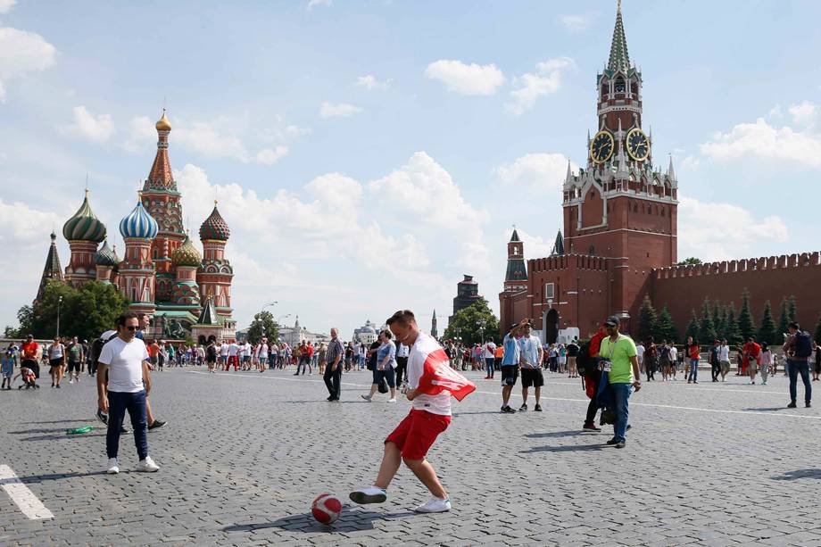 Torcedor polonês joga bola na Praça Vermelha, em Moscou  - 19/06/2018