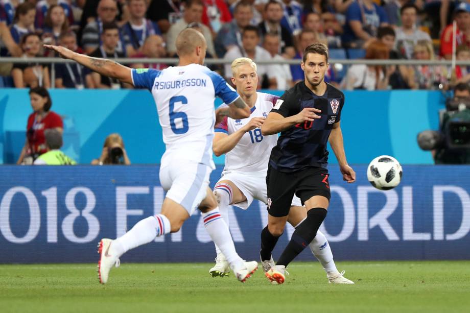 Marko Pjaca da Croácia durante jogada contra Ragnar Sigurdsson da Islândia - 26/06/2018