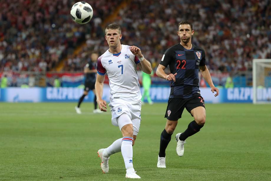 Johann Berg Gudmundsson da Islândia durante disputa com Josip Pivaric da Croácia - 26/06/2018