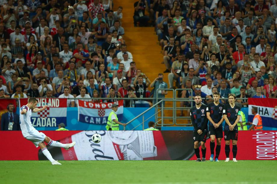 Gylfi Sigurdsson da Islândia chuta para o gol em tiro livre durante partida contra a Croácia - 26/06/2018