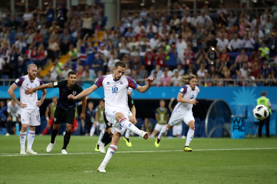 Gylfi Sigurdsson cobra pênalti e marca primeiro gol da Islândia em partida contra a Croácia - 26/06/2018