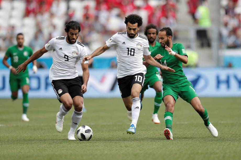 Mohamed Salah e Marwan Mohsen do Egito durante jogada contra Yasser Al-Shahrani da Arábia - 25/06/2018