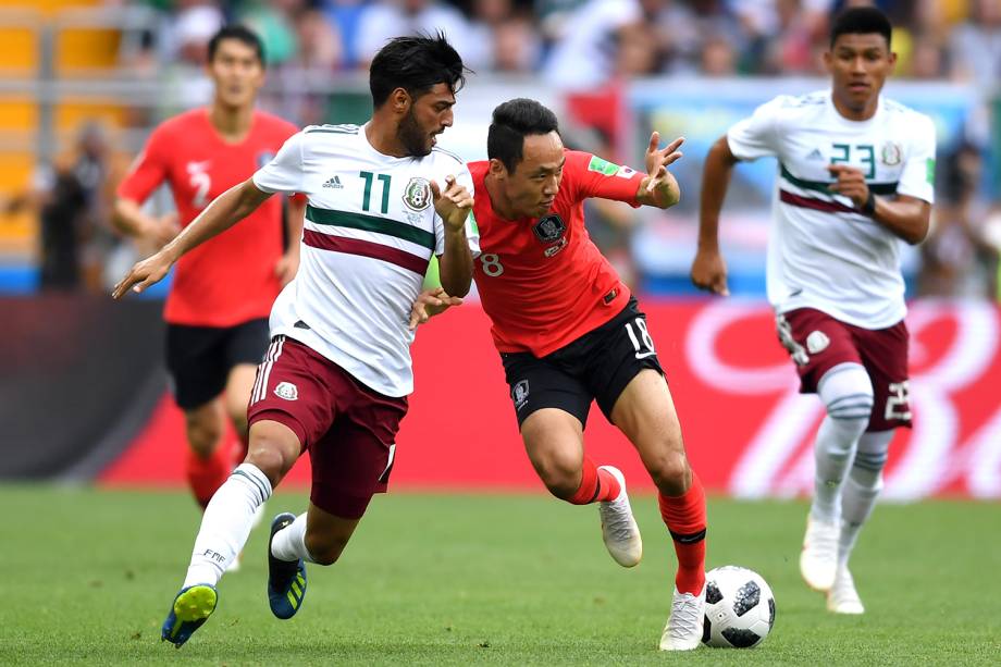 Carlos Vela do México disputa a posse de bola com Moon Seon-min - 23/06/2018