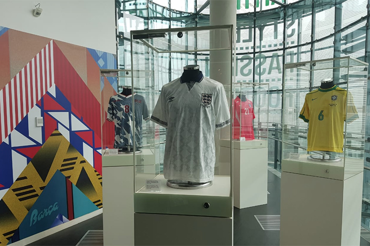 Dentre as camisas usadas em Copas, destaca-se uma de Roberto Carlos de 1998