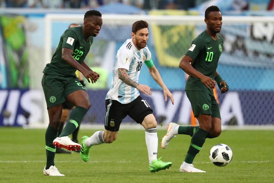 Kenneth Omeruo e John Obi Mikel marcam o argentino Lionel Messi, durante partida válida pela terceira rodada do grupo D - 26/06/2018