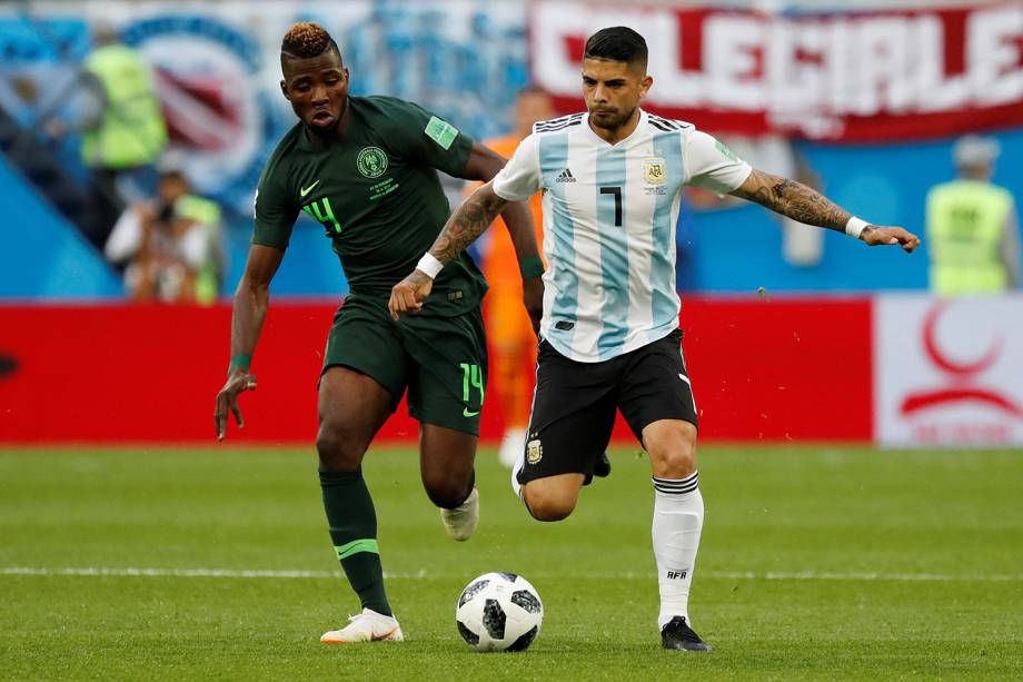 Ever Banega é marcado pelo nigeriano Kelechi Iheanacho - 26/06/2018