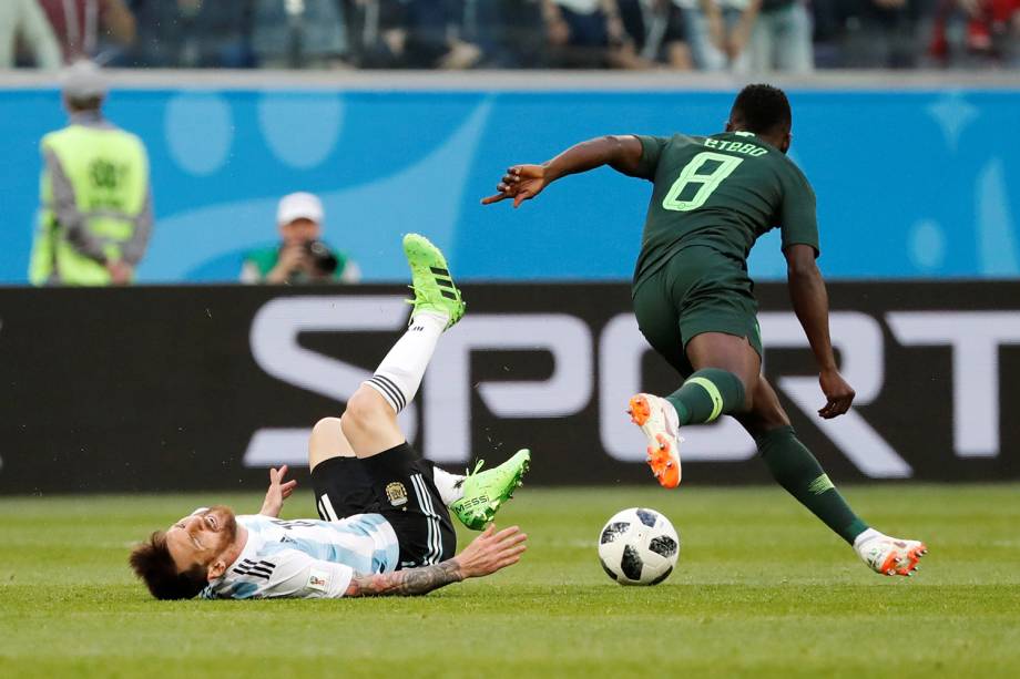 Lionel Messi recebe falta durante partida entre Argentina e Nigéria - 26/06/2018