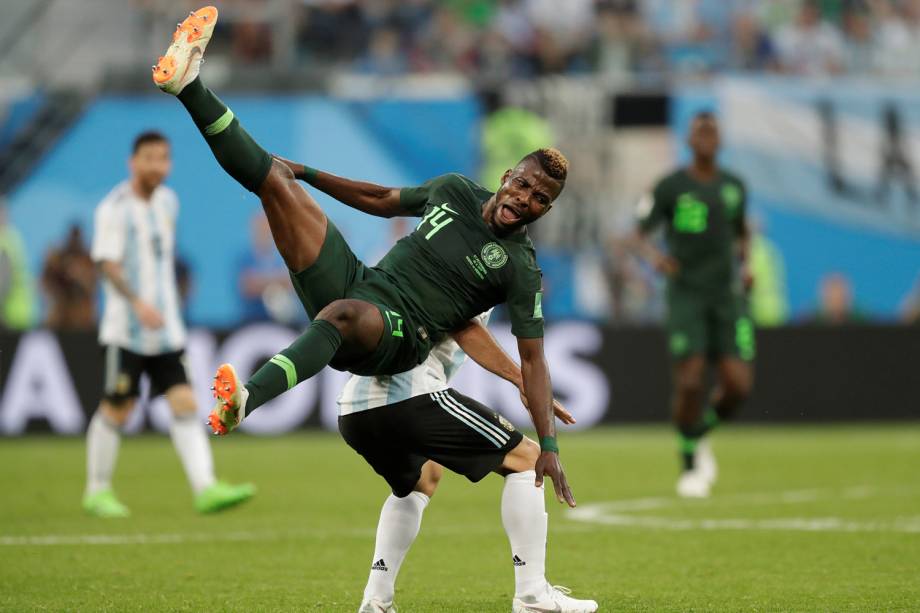 Kelechi Iheanacho, da Nigéria , é derrubado durante partida contra a Argentina, válida pelo grupo D da Copa do Mundo - 26/06/2018