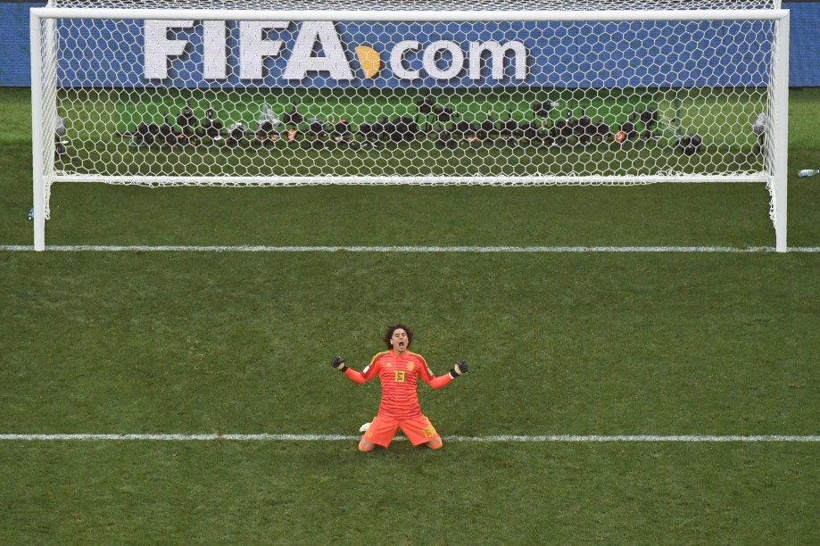 O goleiro Guillermo Ochoa comemora após a vitória do México sobre a Alemanha no Estádio Lujniki, em partida válida pela fase de grupos da Copa do Mundo - 17/06/2018