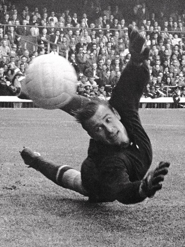 O goleiro soviético Lev Yashin realiza defesa durante partida contra a Itália, válida pela Copa do Mundo de 1966 - 16/07/1966