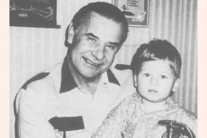 Vasily Frolov no colo do avô Lev Yashin