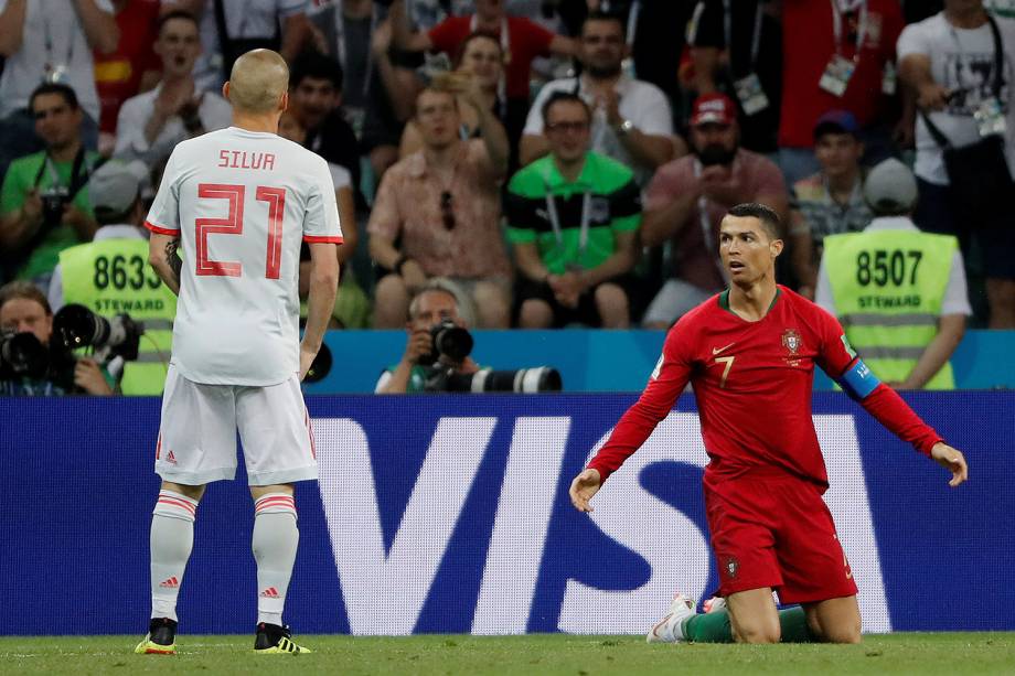 Cristiano Ronaldo reage após cair durante jogada - 15/06/2018