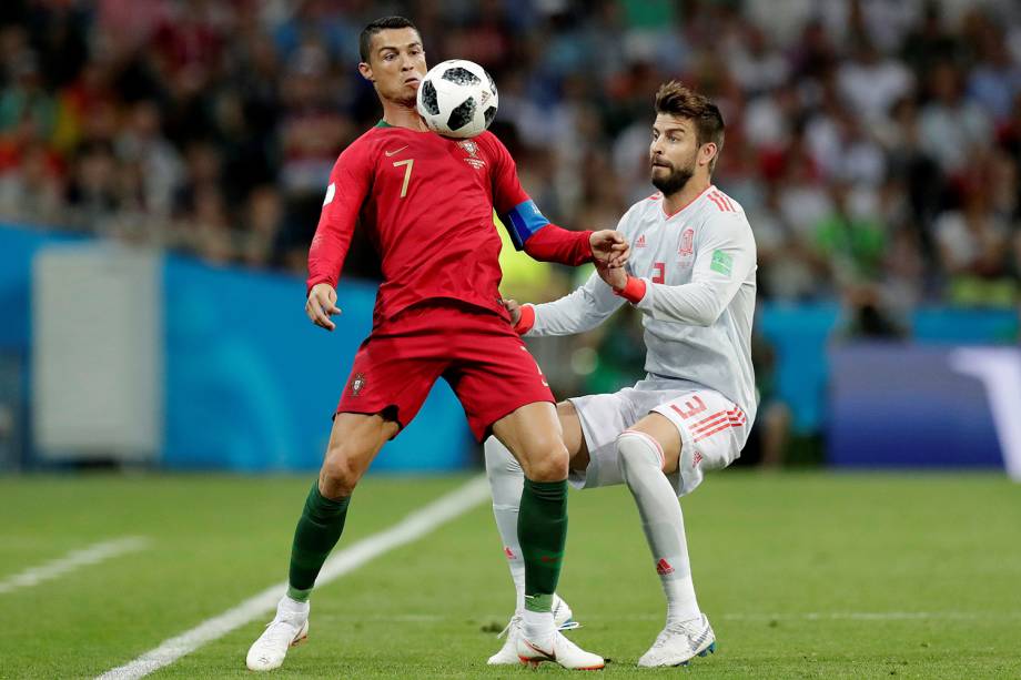 Cristiano Ronaldo durante jogada contra Gerard Pique - 15/06/2018