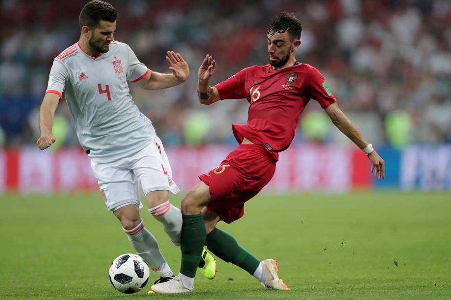 Nacho da Espanha disputa a posse de bola com Bruno Fernandes de Portugal - 15/06/2018