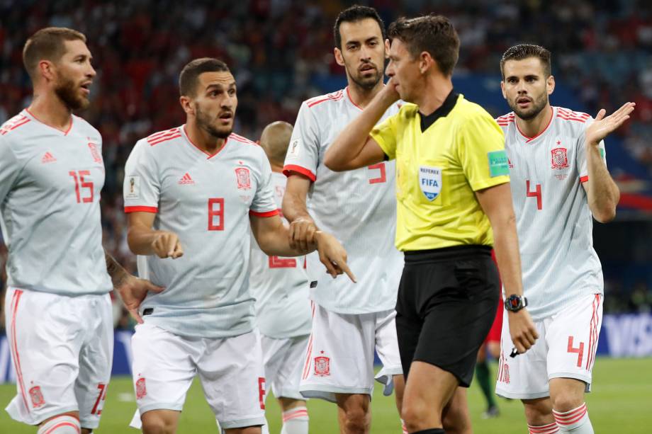 Jogadores da Espanha pressionam o árbitro Gianluca Rocchi após marcação de pênalti para Portugal