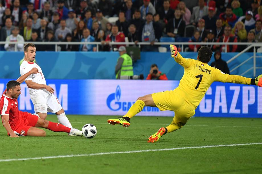 Xherdan Shaqiri marca segundo gol em partida contra a Sérvia no estádio Kaliningrado - 22/06/2018