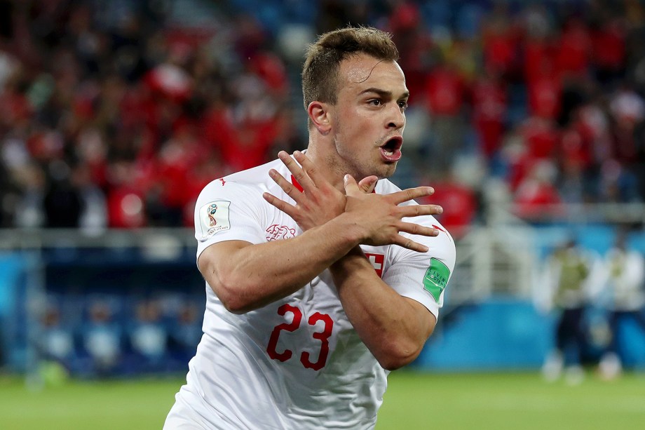 Xherdan Shaqiri comemora segundo gol em partida contra a Sérvia, fazendo símbolo de uma pomba, presente na bandeira da Albânia - 22/06/2018