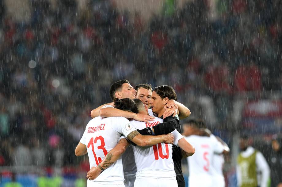 Seleção Suíça comemora vitória contra a Sérvia no estádio de Kaliningrado - 22/06/2018
