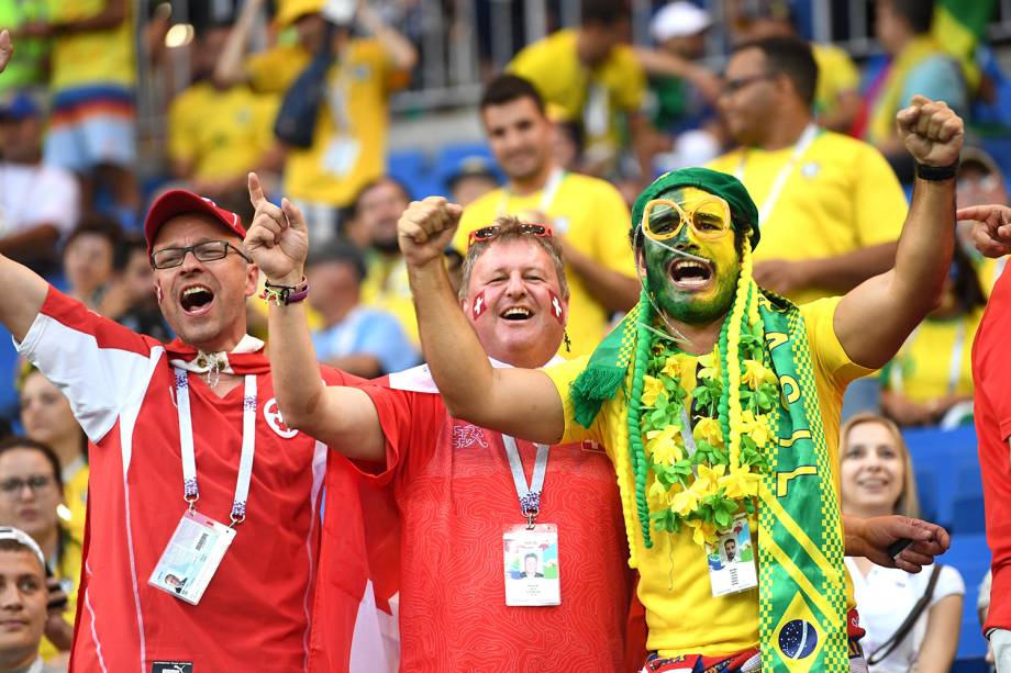 Torcedores do Brasil e Suíça festejam juntos em arquibancada da Arena Rostov - 17/06/2018