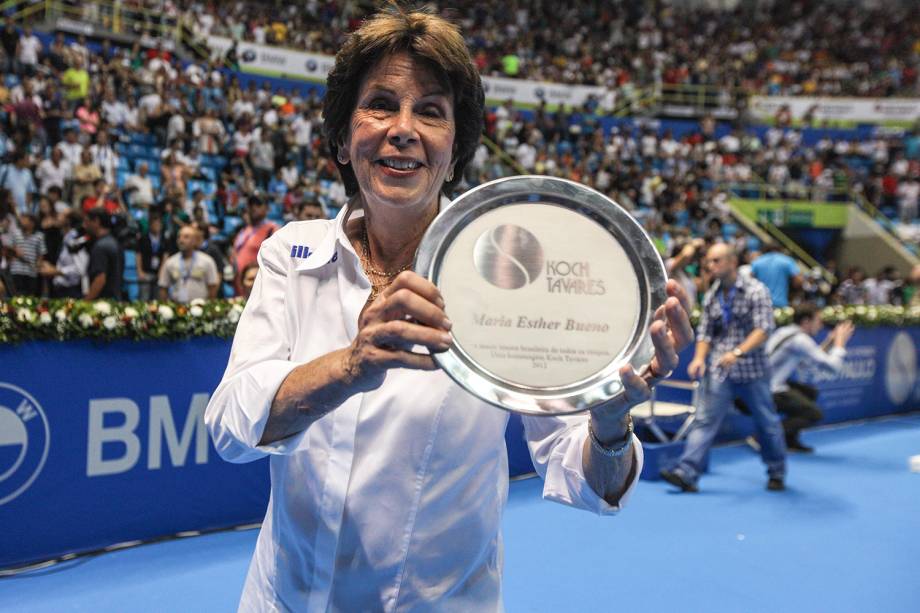 A tenista brasileira Maria Esther Bueno, é homenageada durante o Gillette Federer Tour no ginásio do Ibirapuera, em São Paulo