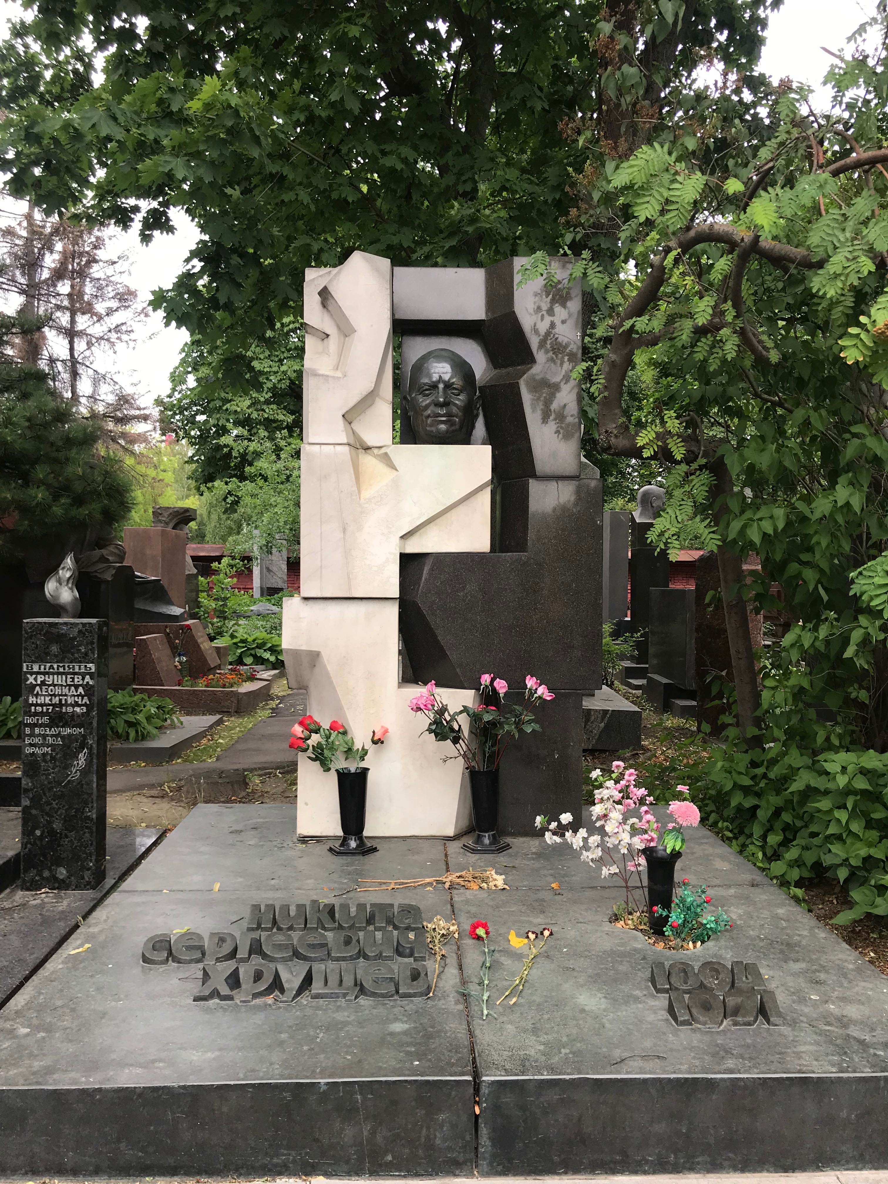 Túmulo de Nikita Khrushchev no cemitério de Novodevichy