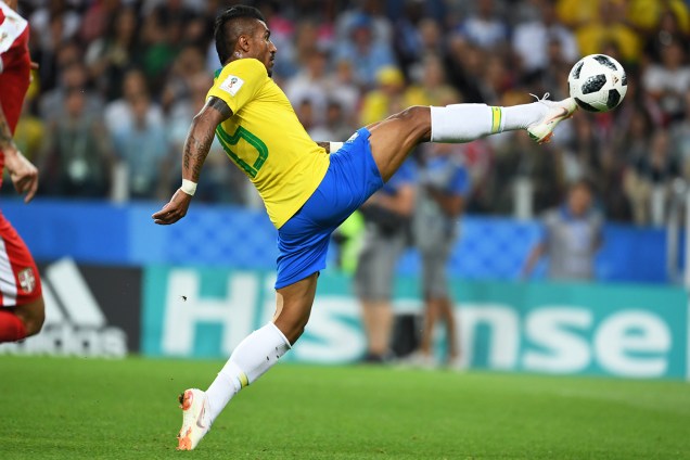 Paulinho estica perna para fazer gol durante partida entre Brasil e Sérvia, válida pela fase de grupos da Copa do Mundo- 27/06/2018