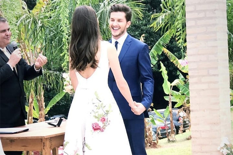 Klebber Toledo e Camila Queiroz