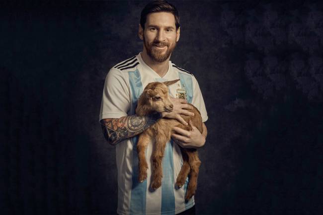 Messi posa para revista com cabra