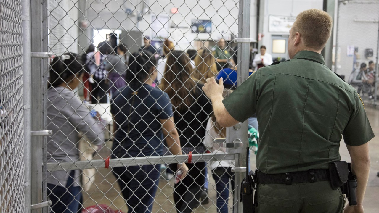 Agentes da Patrulha da Fronteira dos Estados Unidos conduzem a entrada de imigrantes ilegais no Departamento de Alfândega e Proteção de Fronteiras em McAllen, no Texas