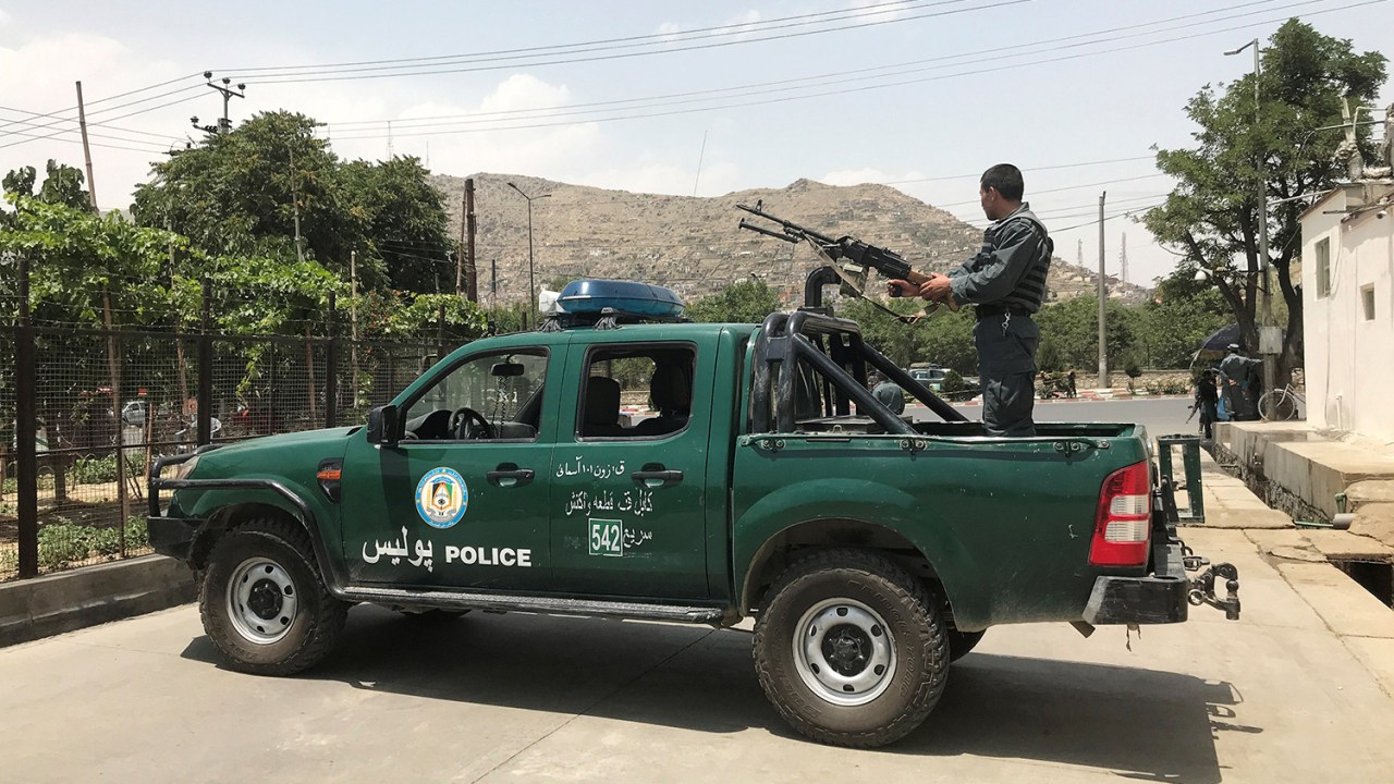 Policial monitora local de ataque em Cabul